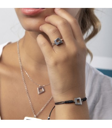 Anell de plata de llei  amb detall en forma de quadrat asimètric.Anell de plata de llei  amb de forma de quadrat. - ANRN393