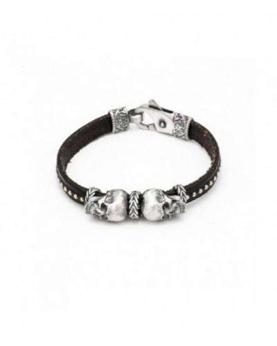 Pulsera de plata y cuero con calaveras. - SKS141
